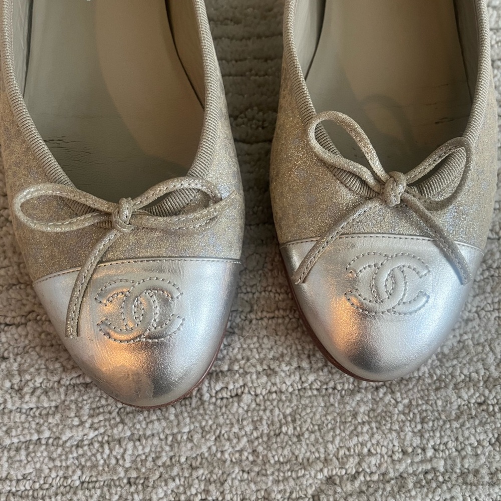 Chanel CC logo beige metallic suede ballet flats. Size 38.5 - Picture 7 of 14